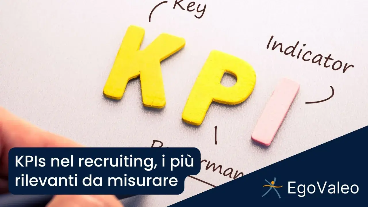 Lettere gialle formano "KPI", con "Key" e "Indicator" scritti a mano. Il testo in sovrimpressione parla di "KPIs nel recruiting, i più rilevanti da misurare".
