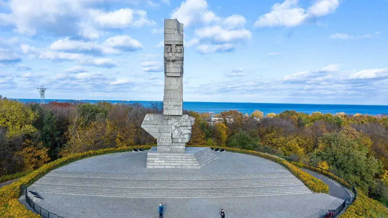 Pomnik Obrońców Wybrzeża na Westerplatte. Monumentalna rzeźba upamiętnia bohaterską historię obrony Polski.