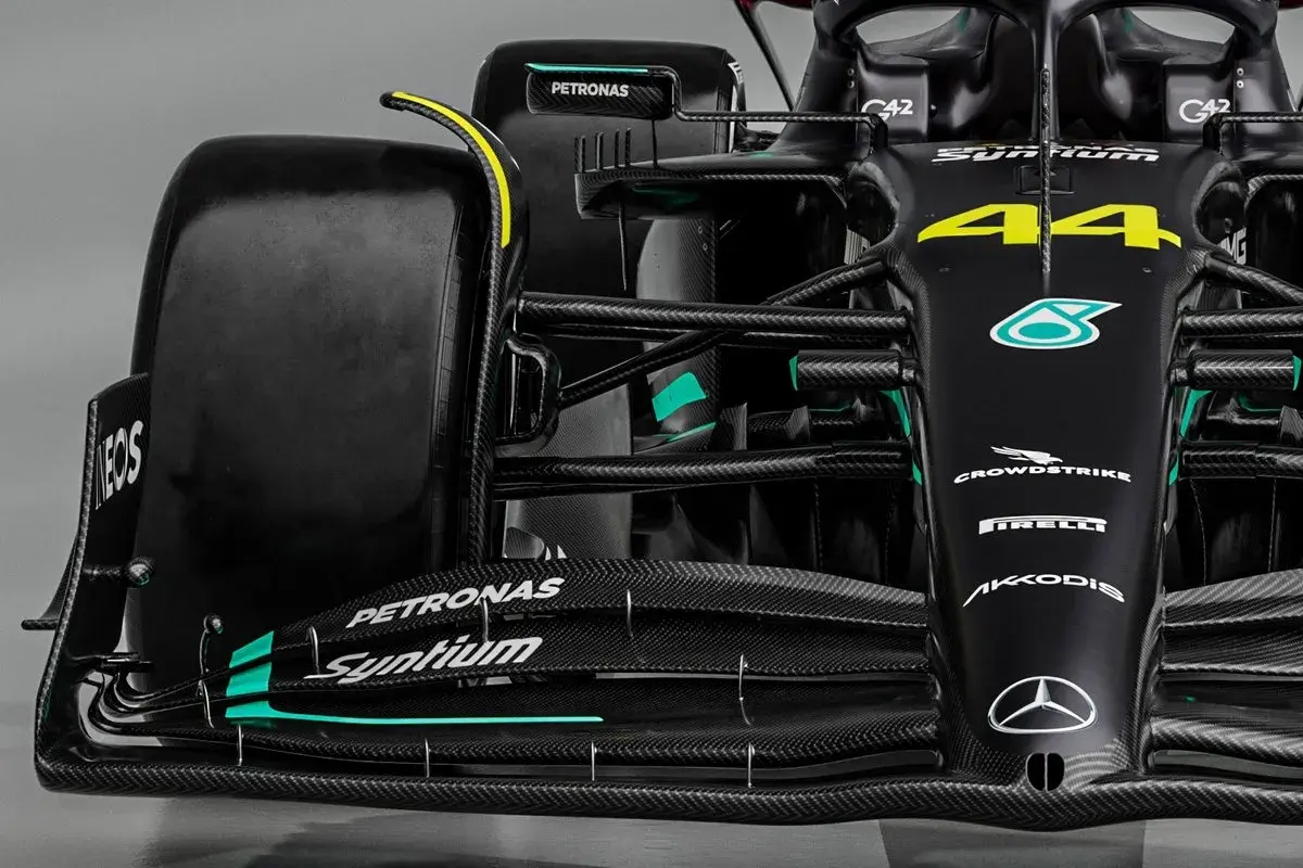 Przód czarnego bolidu F1 z numerem 44 i logo Petronas. Widoczny wskaźnik W14, opona i elementy aerodynamiczne.