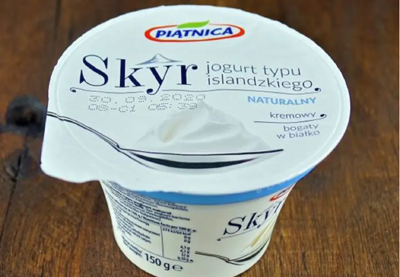Jogurt typu islandzkiego Skyr naturalny, kremowy, bogaty w białko. Czy skyr jest zdrowy? Tak, to świetny wybór!