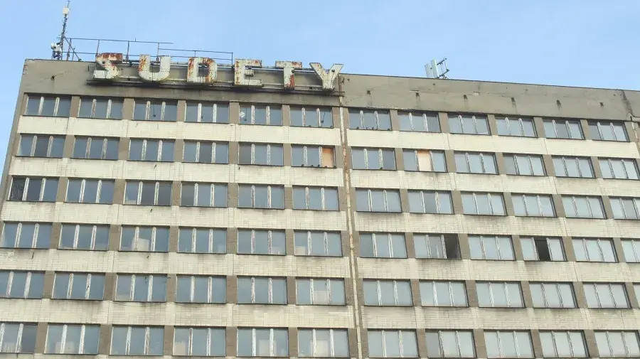 Hotel Sudety Wałbrzych: tajemnice opuszczonego gmachu i eksploracja wnętrz