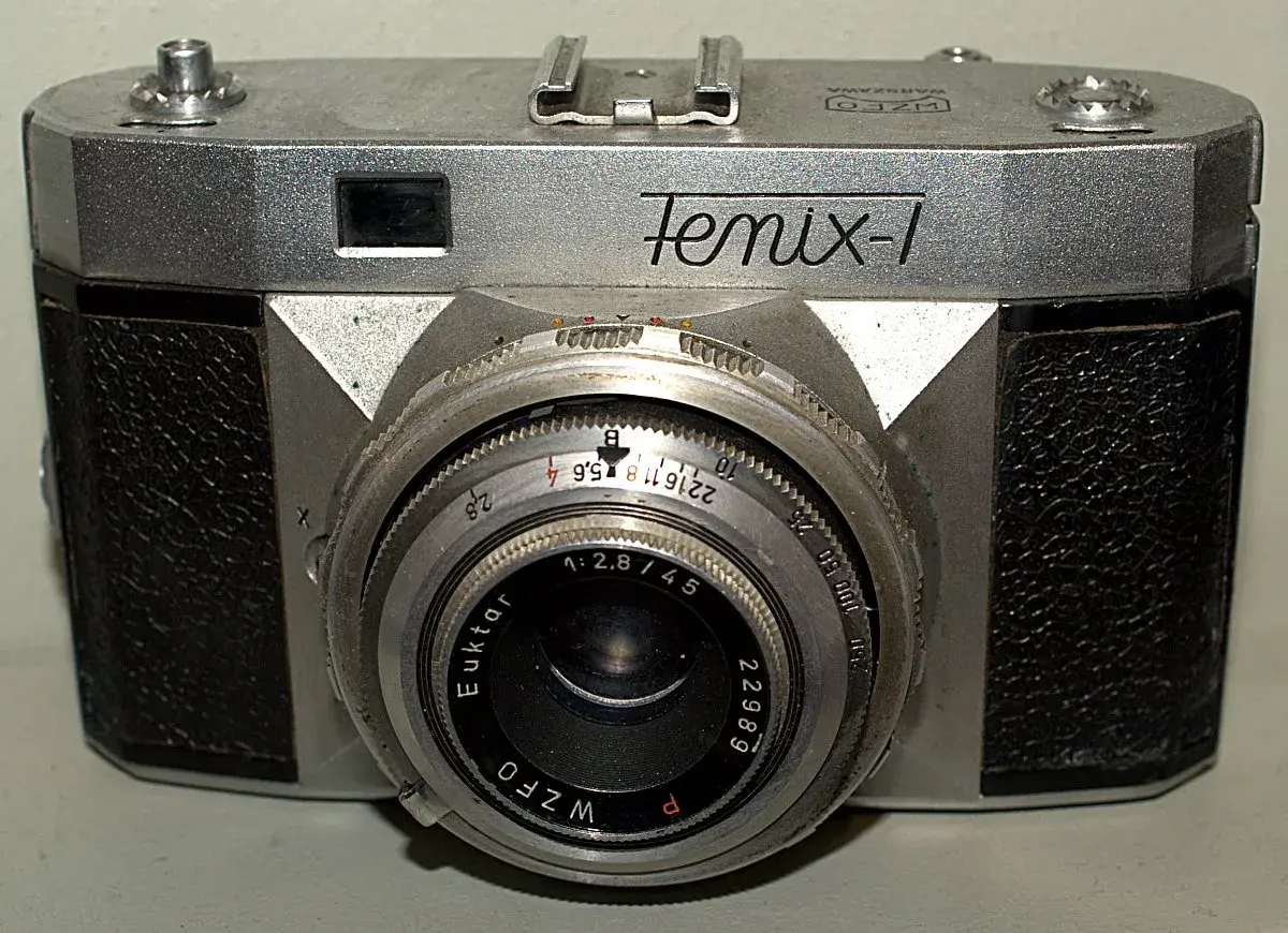 Klasyczny polski aparat fotograficzny sprzed lat, model Fenix-1 z obiektywem Euktar.