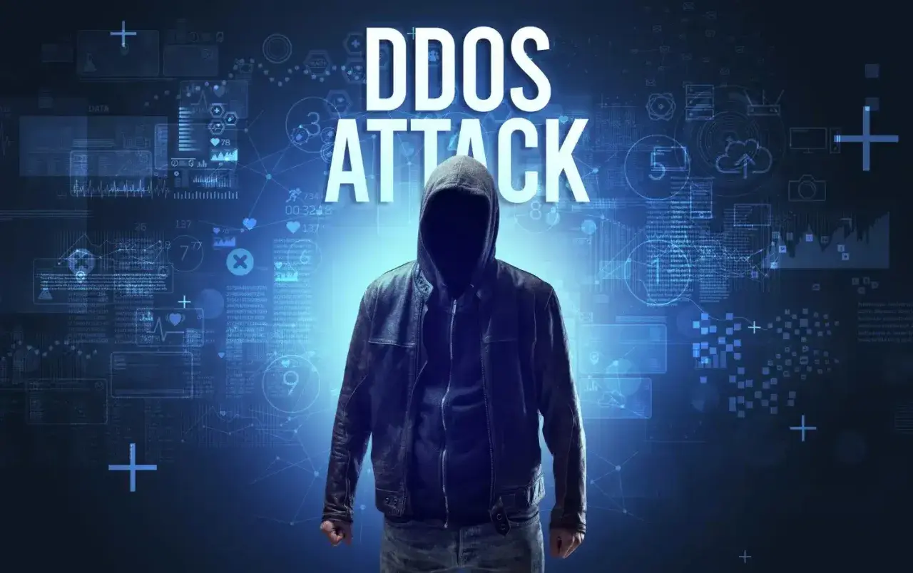 Bomba z napisem "DDoS Attack" na tle cyfrowego obwodu. To symbol zagrożenia w cyberprzestrzeni, pokazujący, ddos co to jest.