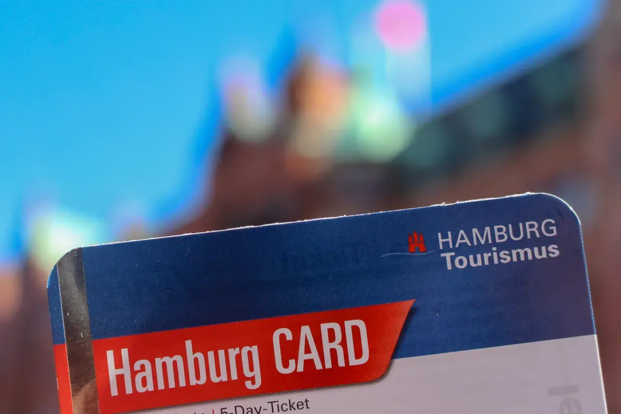 Hamburg CARD mit Logo von Hamburg Tourismus. Informieren Sie sich über die Hamburg CARD Kosten für Ihren Städtetrip.