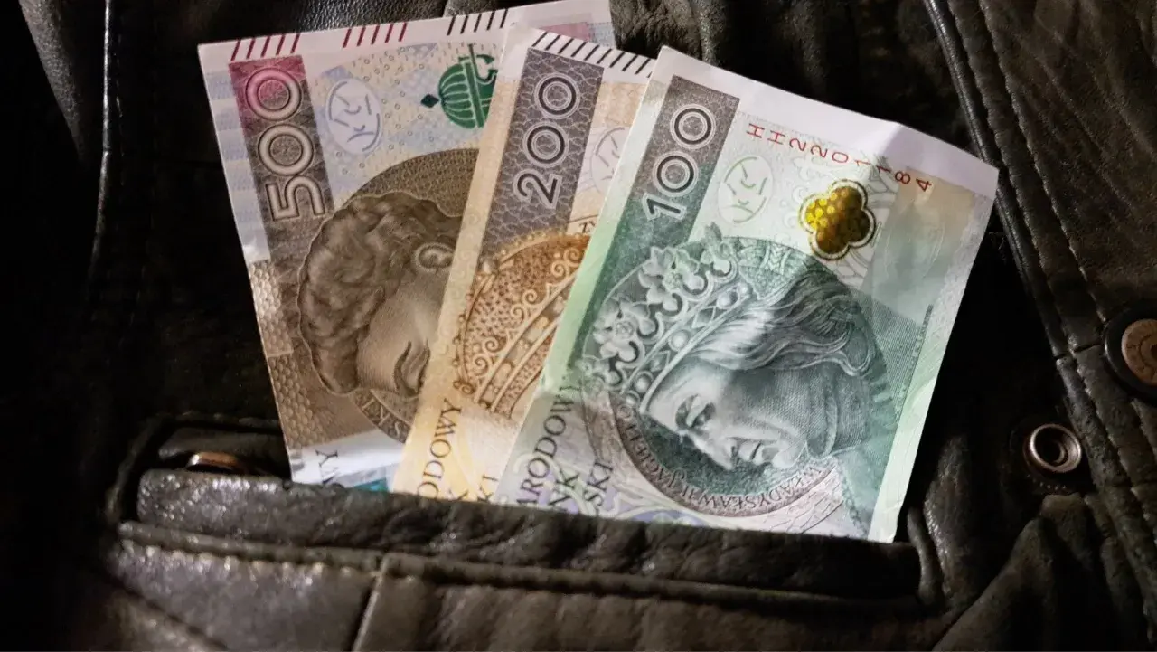 Złotówki w kieszeni kurtki. Czy to już najniższa krajowa netto?