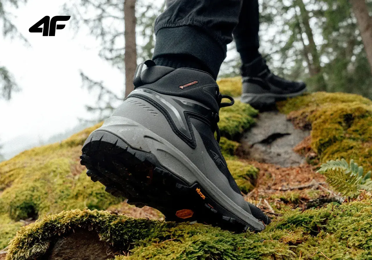 Buty trekkingowe 4F z technologią PrimaLoft zapewniają ciepło i komfort podczas wędrówki po leśnym, omszałym terenie.