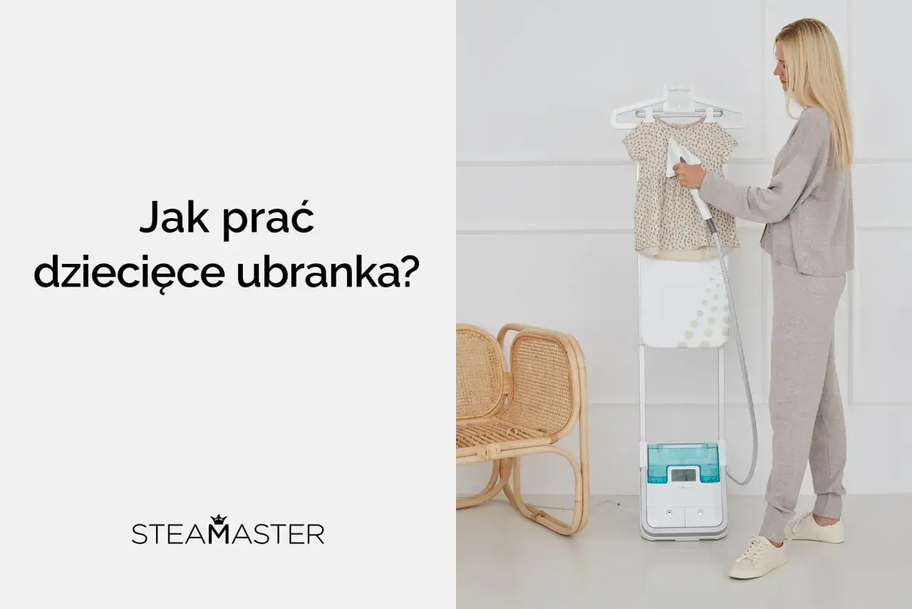 Kobieta paruje dziecięce ubranka. Dowiedz się, do kiedy prać ubranka dziecka osobno, by zapewnić mu higienę i komfort.