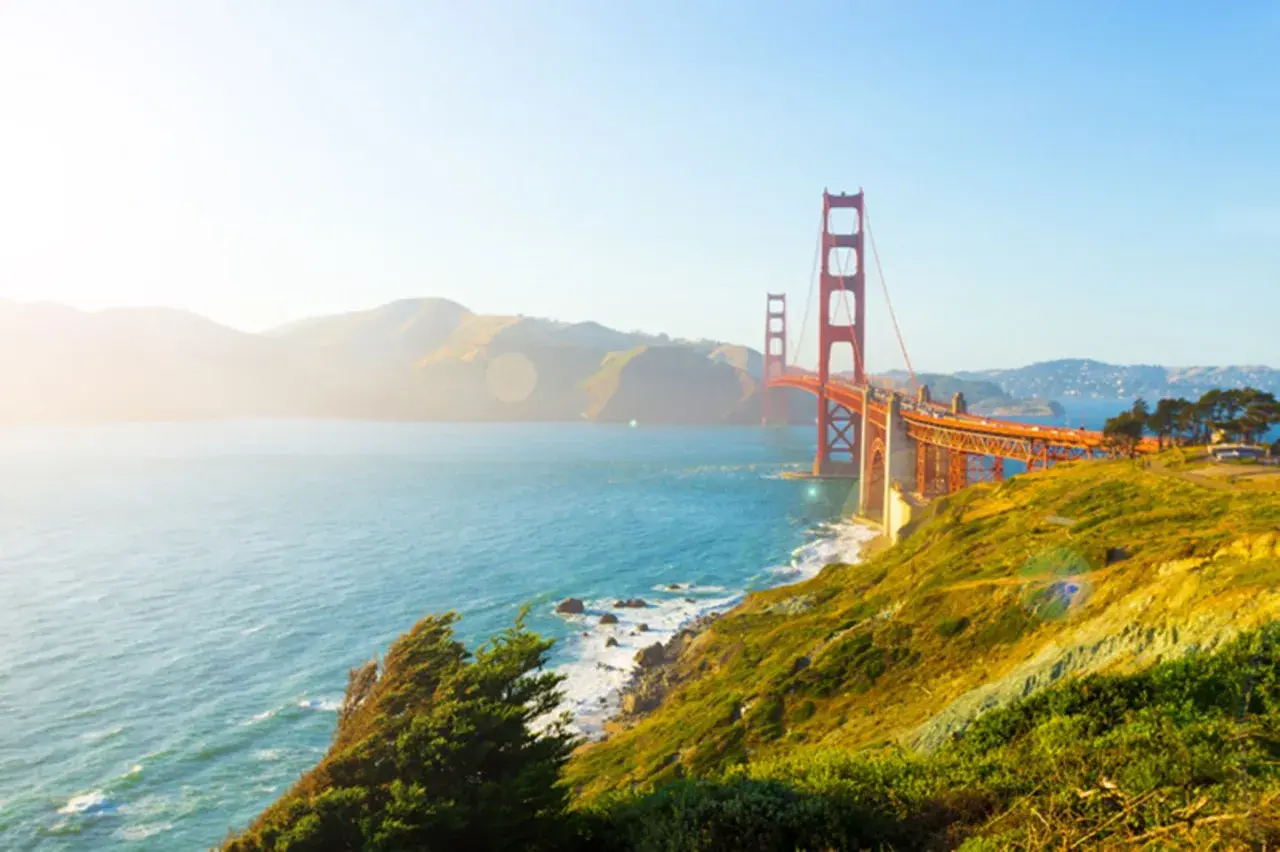 Golden Gate Bridge bei Sonnenuntergang, ein malerischer Ausblick, der zu den San Francisco Geheimtipps gehört.