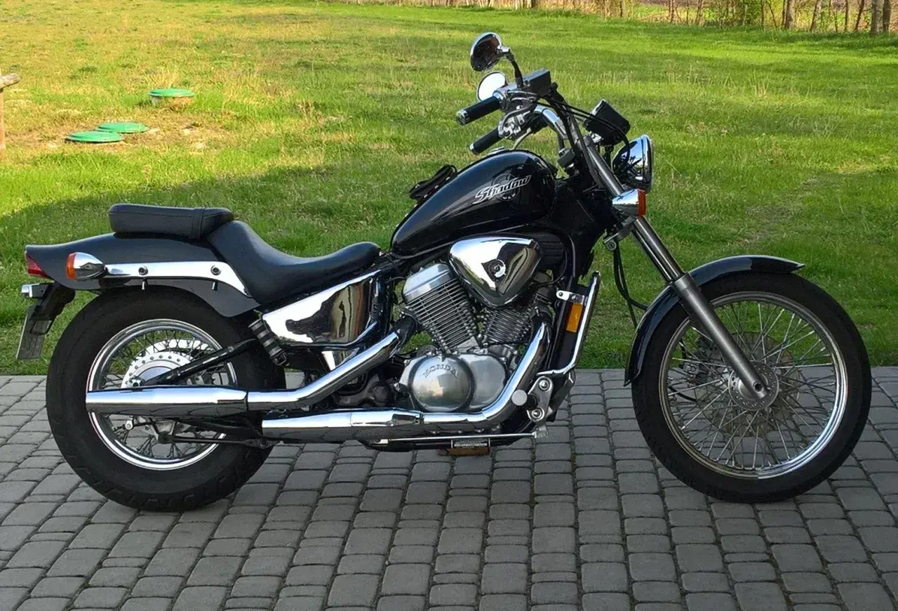 Czarny motocykl Honda Shadow 600, klasyczny cruiser. Warto sprawdzić honda shadow 600 dane techniczne przed zakupem.