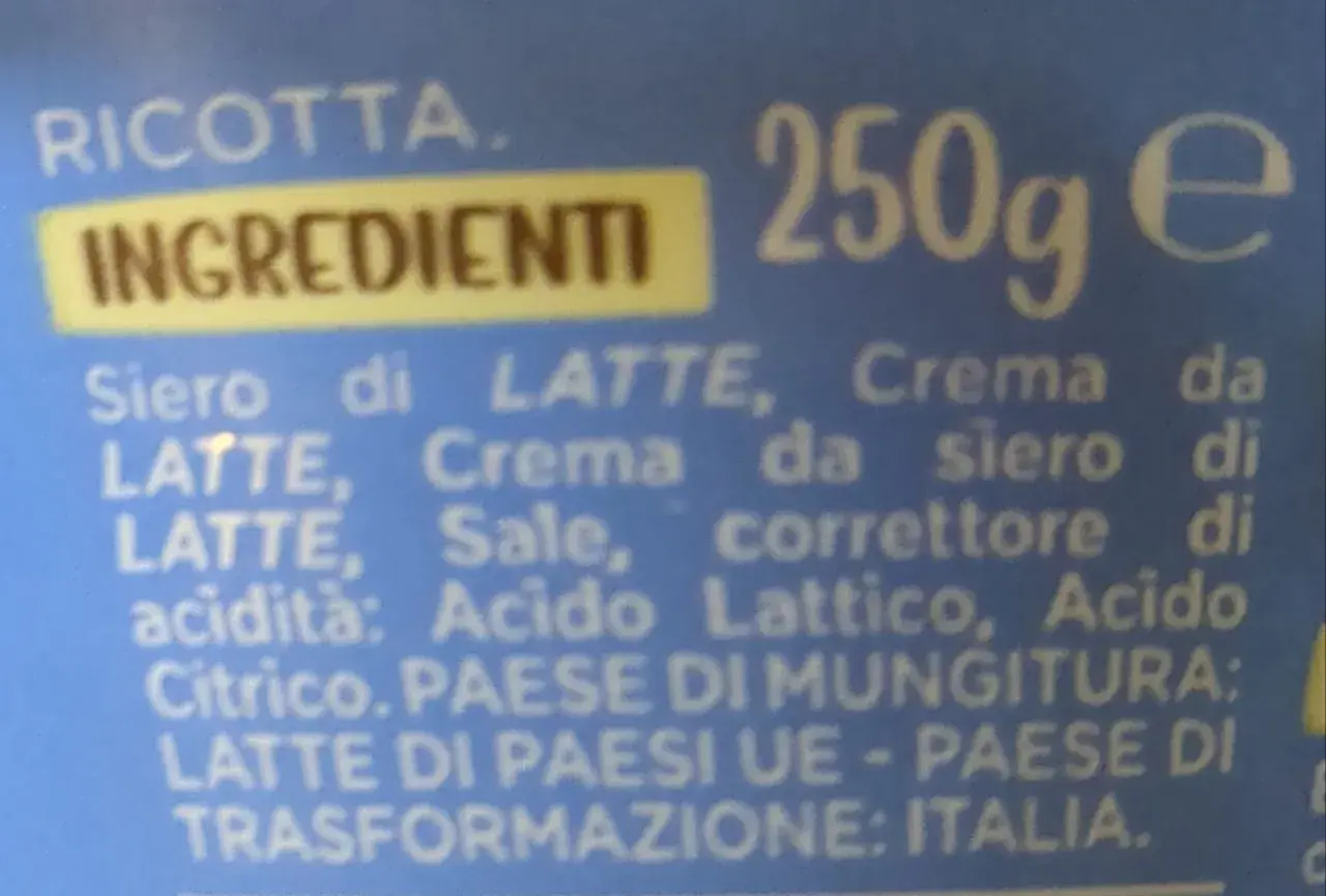 Ricotta 250g, ingredienti: siero di latte, crema. Ottima per chi cerca la leggerezza, con pochi calorie ricotta di mucca.