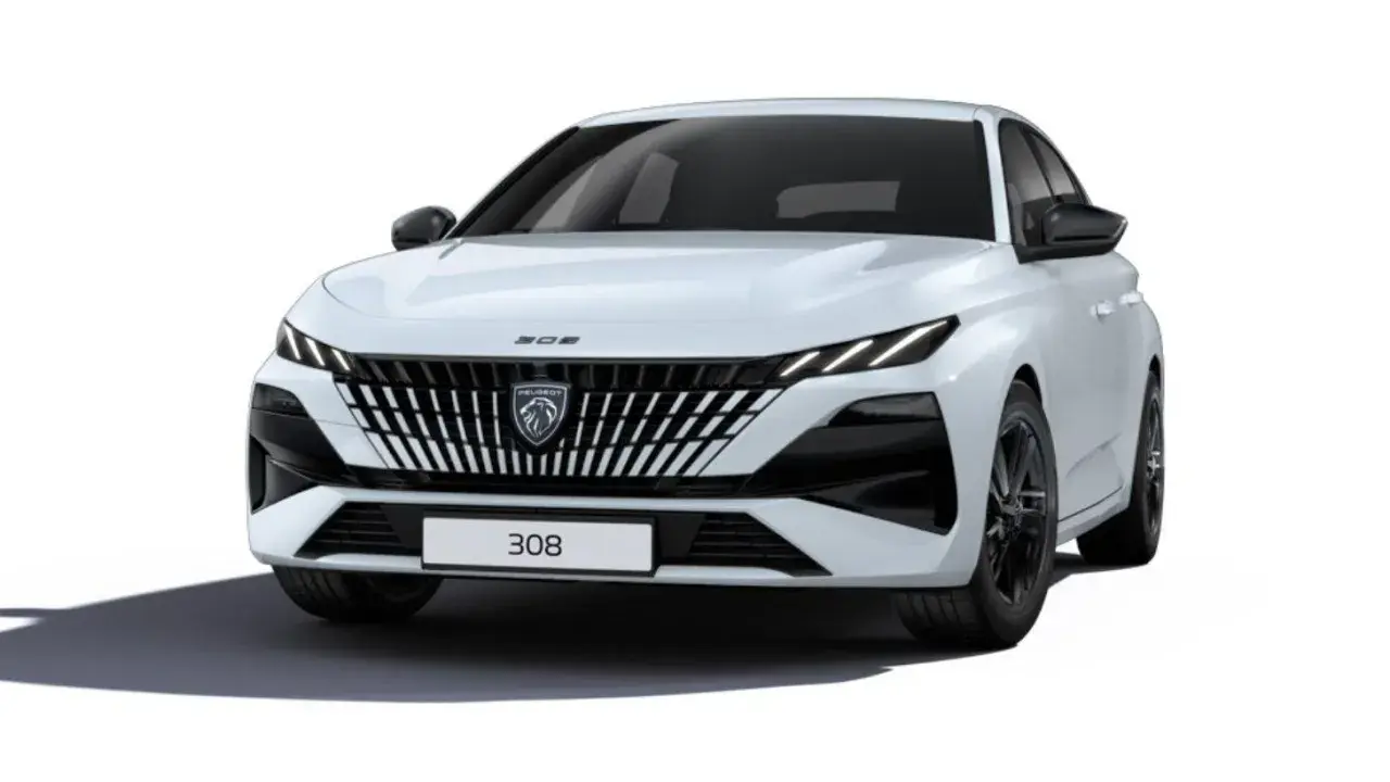 Nowy Peugeot 308 w białym kolorze, z charakterystycznym grillem i ostrymi światłami LED. Elegancki i nowoczesny design.