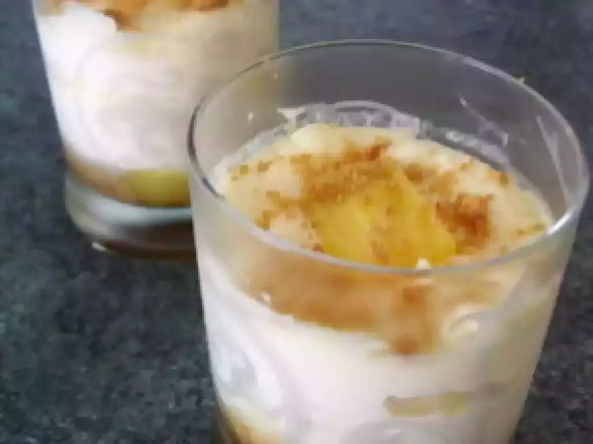 Délicieux dessert mirabelles mascarpone en verrine, garni de miettes croustillantes.