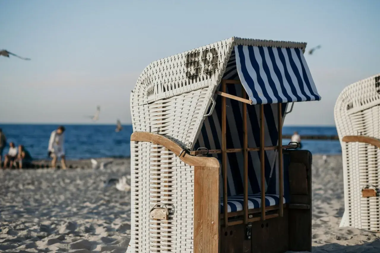 Plaża z koszami plażowymi, idealne miejsce, gdy szukam noclegu nad morzem.