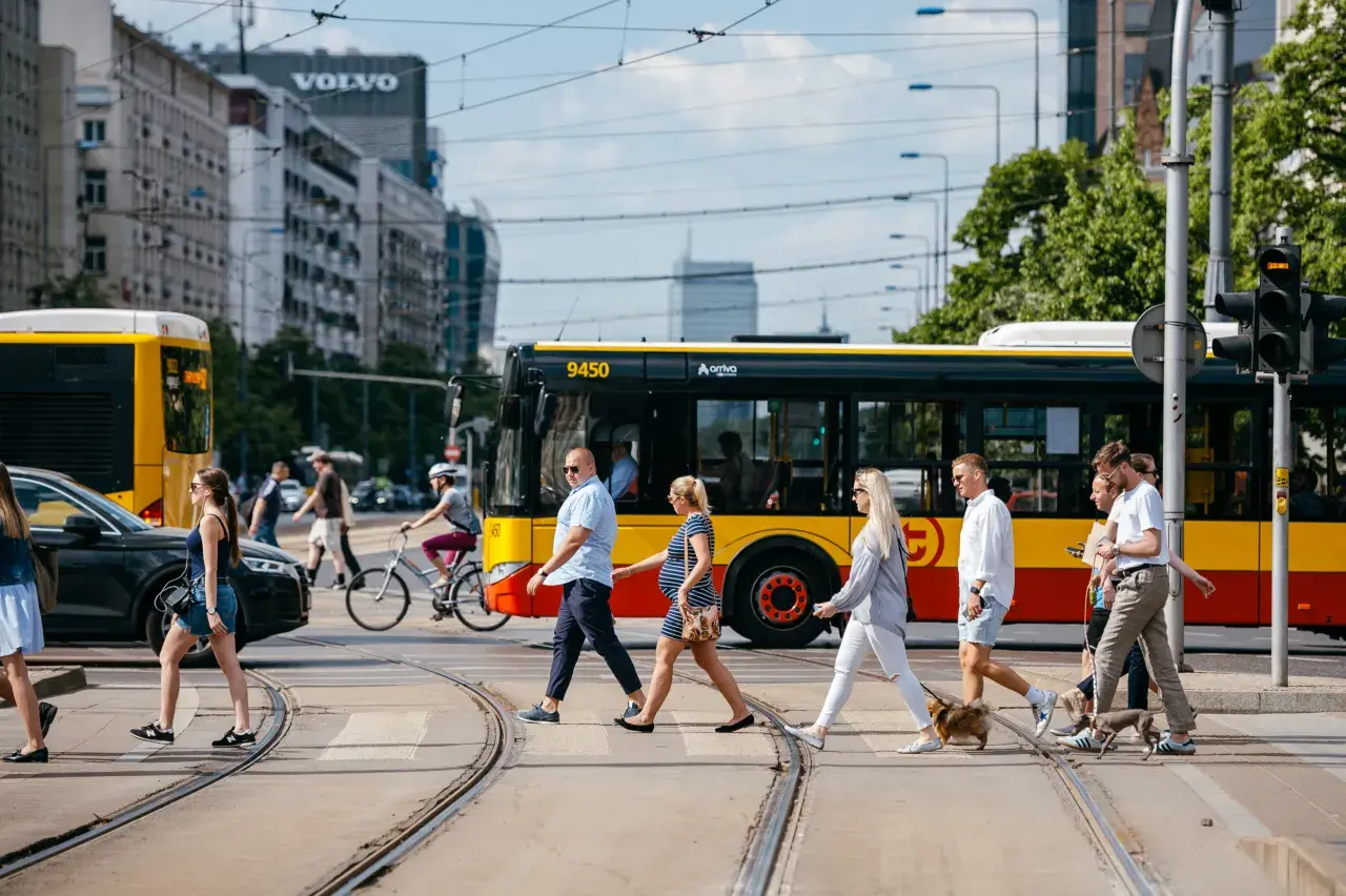 Jak dojechać do sejmu? Sprawdź najlepsze opcje transportu w Warszawie