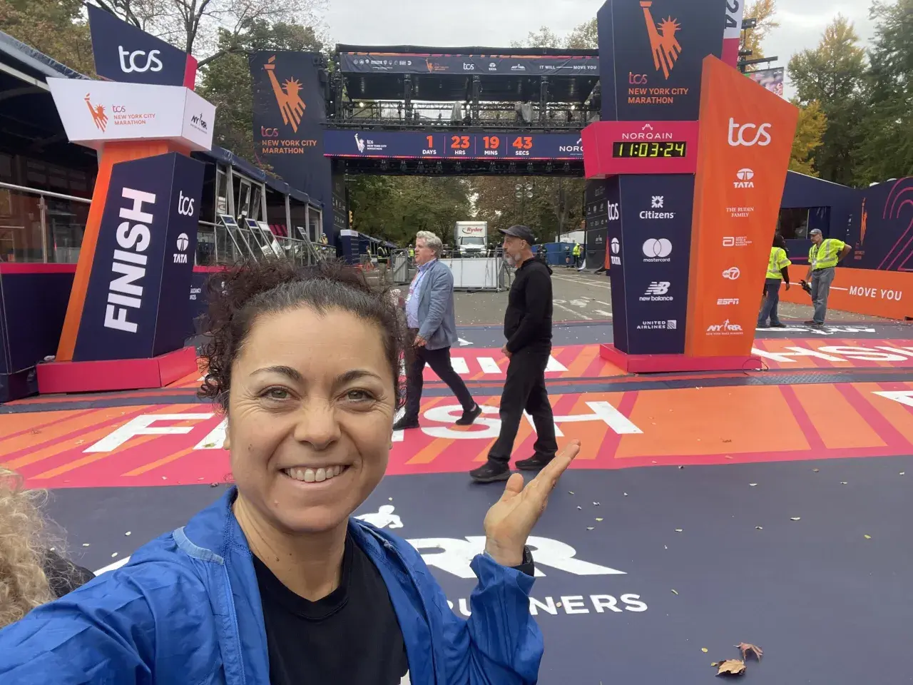 La finisher sorride alla telecamera vicino al traguardo della maratona New York.