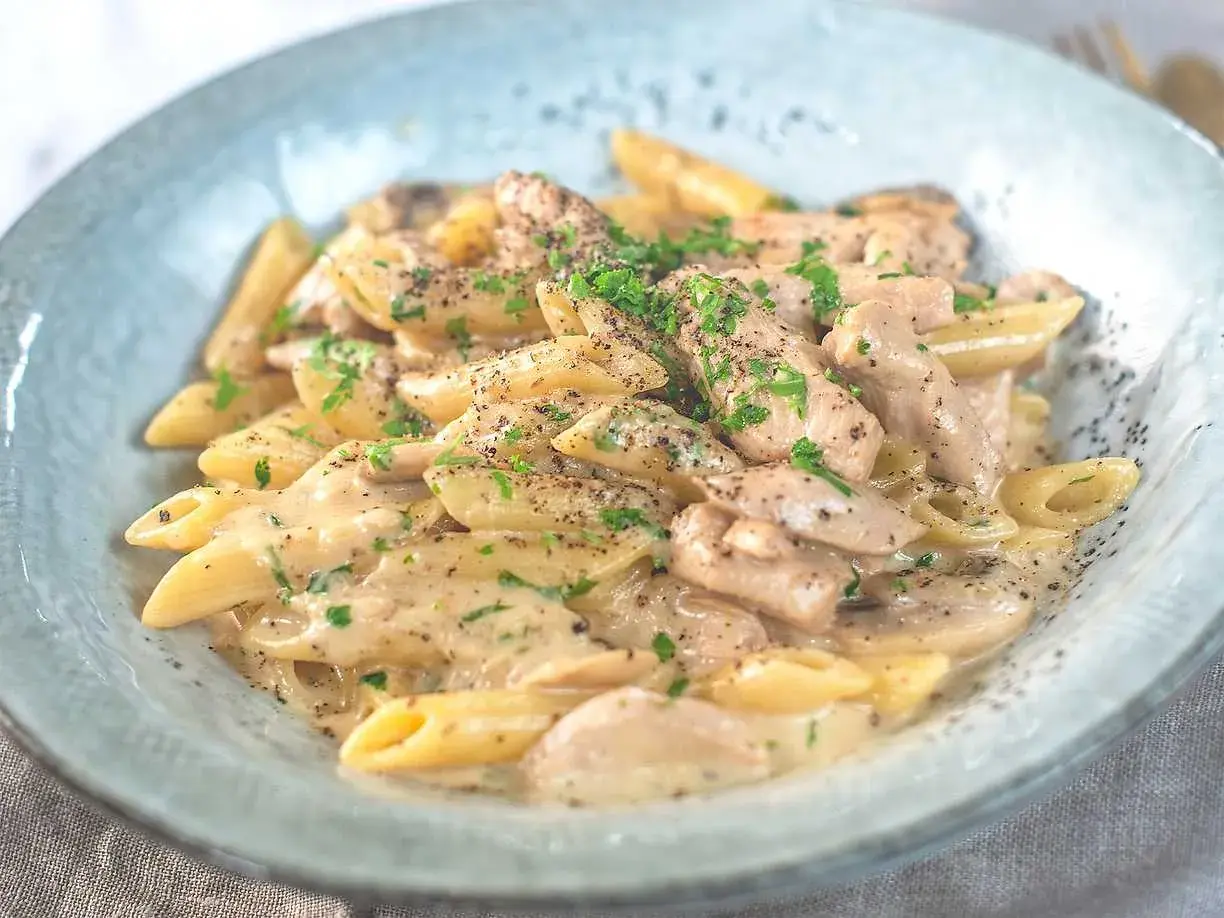 Krämig kyckling pasta med svamp och persilja, toppad med nymalen svartpeppar. En härlig middag!