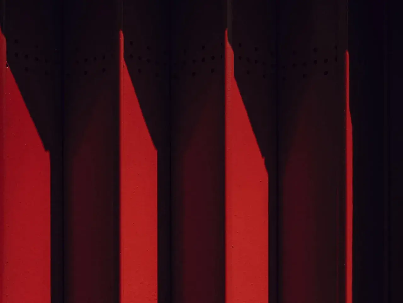 Rote Streifen mit Schatten. Die Frage, welche Farben ergeben Rot, wird hier visuell beantwortet.