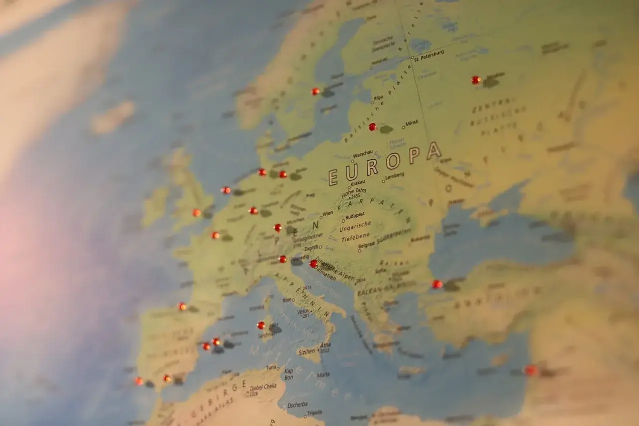 Mapa Europy z zaznaczonymi czerwonymi pinezkami miejscami, w tym Krakau.