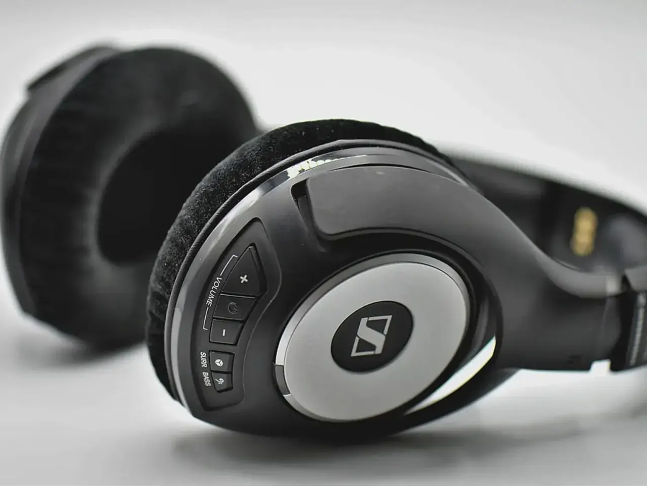 Sennheiser – przegląd słuchawek dousznych i nausznych