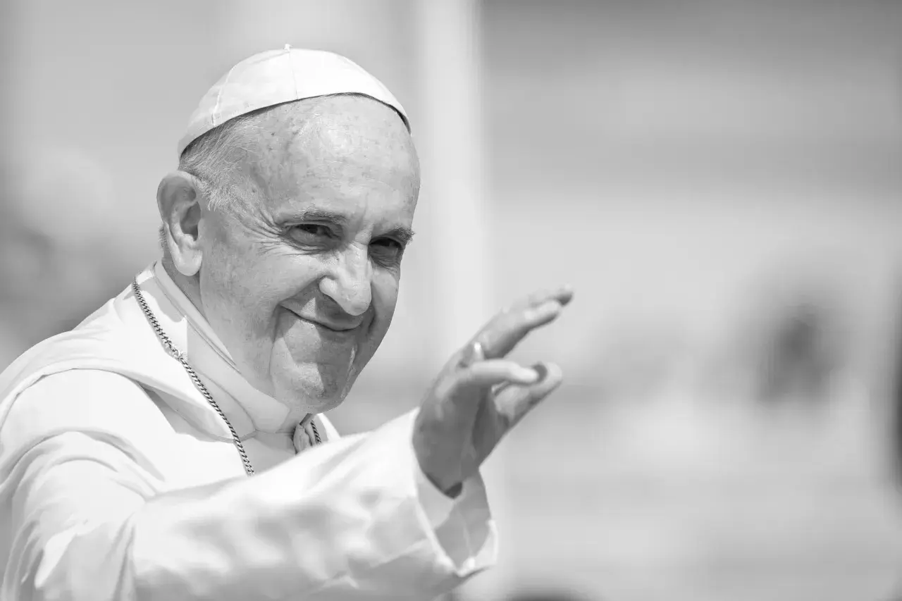 Papst Franziskus winkt lächelnd in die Menge.