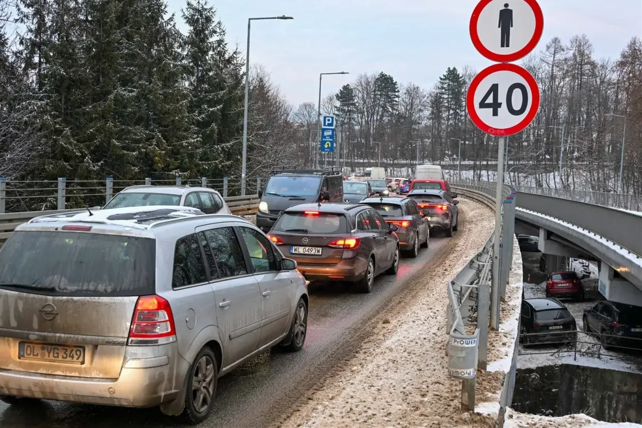 Korek na trasie Zakopane - Kraków. Czas przejazdu wydłuża się przez zimowe warunki i ograniczenie prędkości do 40 km/h.