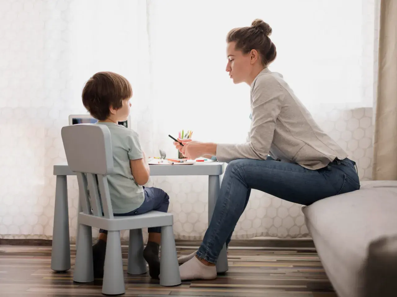 Jakie pytania zadaje psycholog dziecku i jak mogą pomóc w terapii