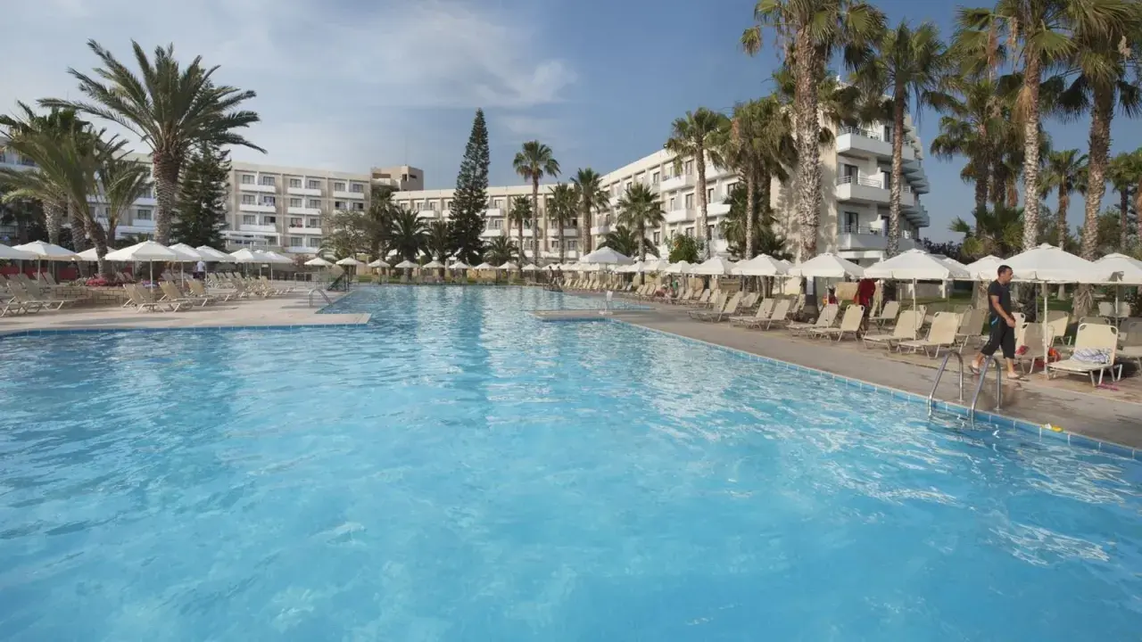 Basen hotelowy Louis Phaethon Beach. Opinie gości często podkreślają jego urokliwy wygląd i atmosferę relaksu.