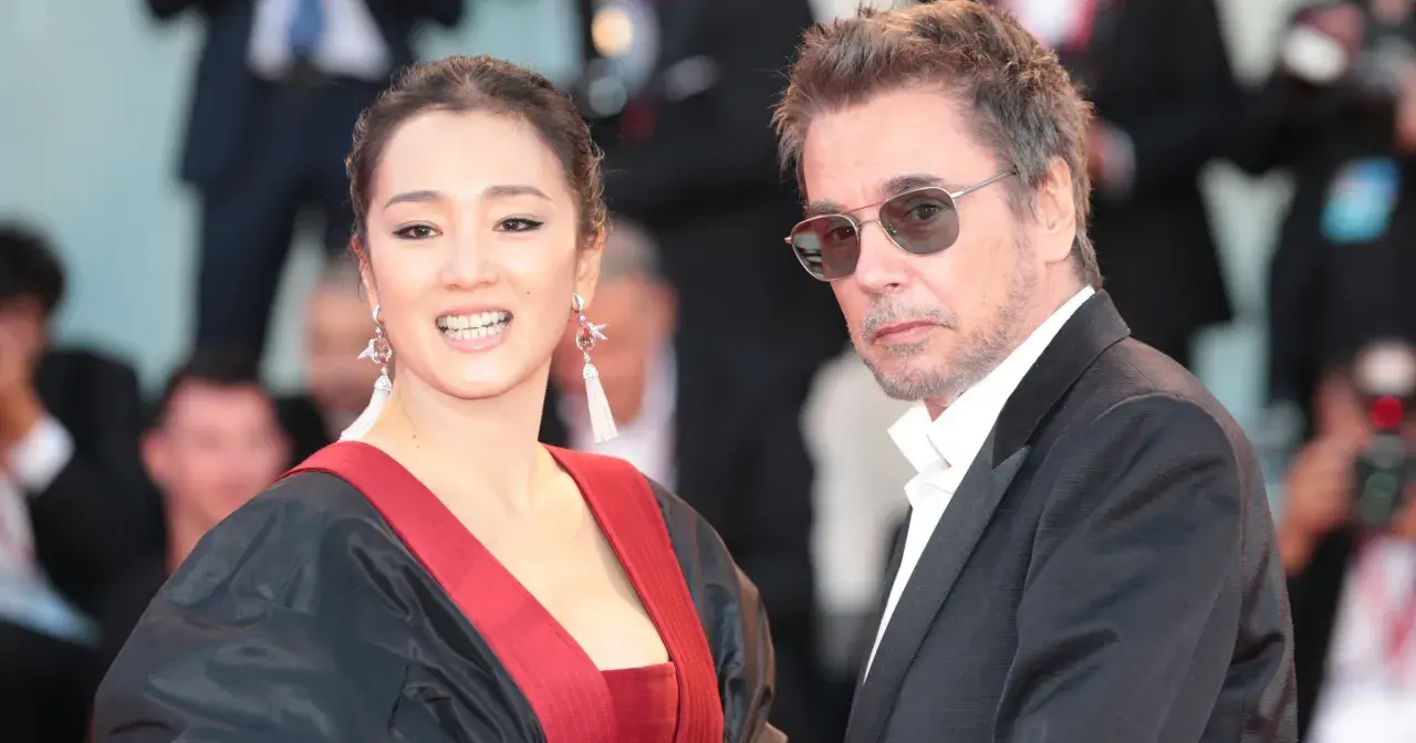 Jean-Michel Jarre z żoną, Gong Li, na czerwonym dywanie.