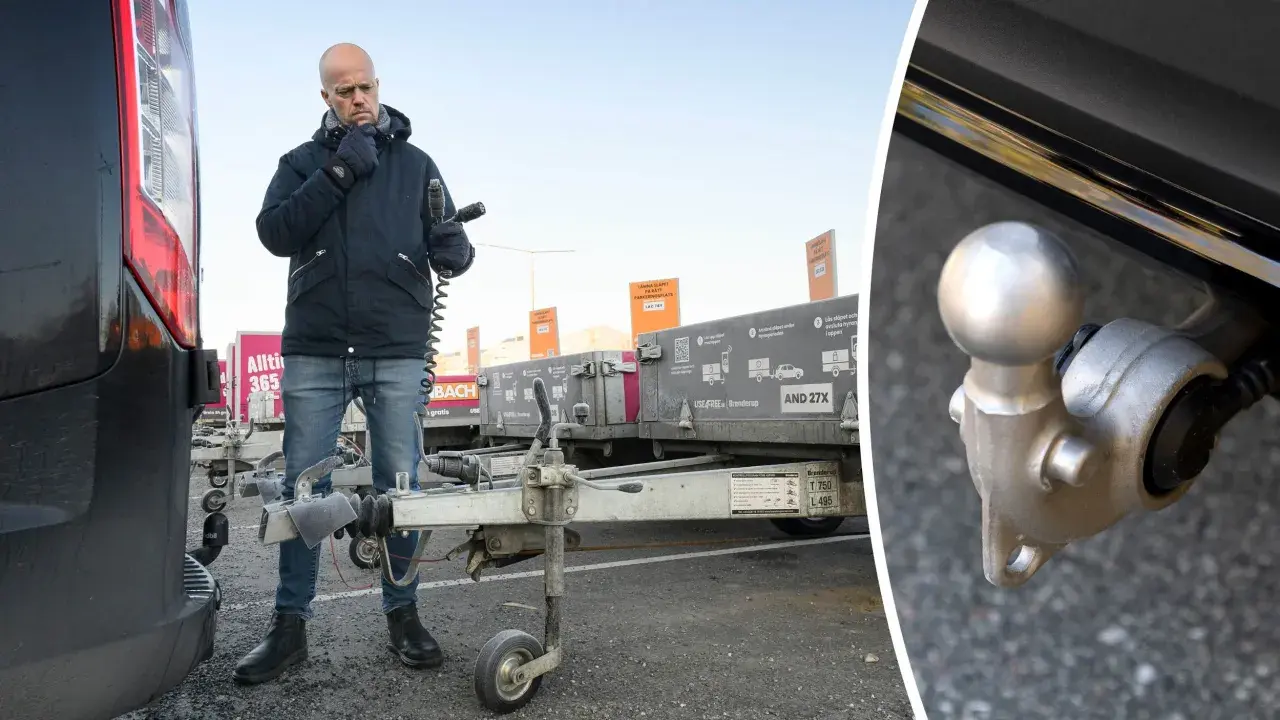 Man kontrollerar kopplingen till en släpvagn, kanske för att säkerställa att fordons totalvikt inte överskrids.