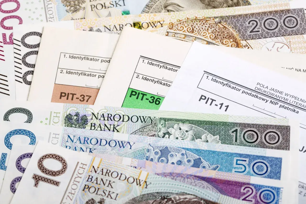 Polskie banknoty i formularze PIT-11, PIT-36, PIT-37. Rozliczenie podatków i progi podatkowe w Polsce.