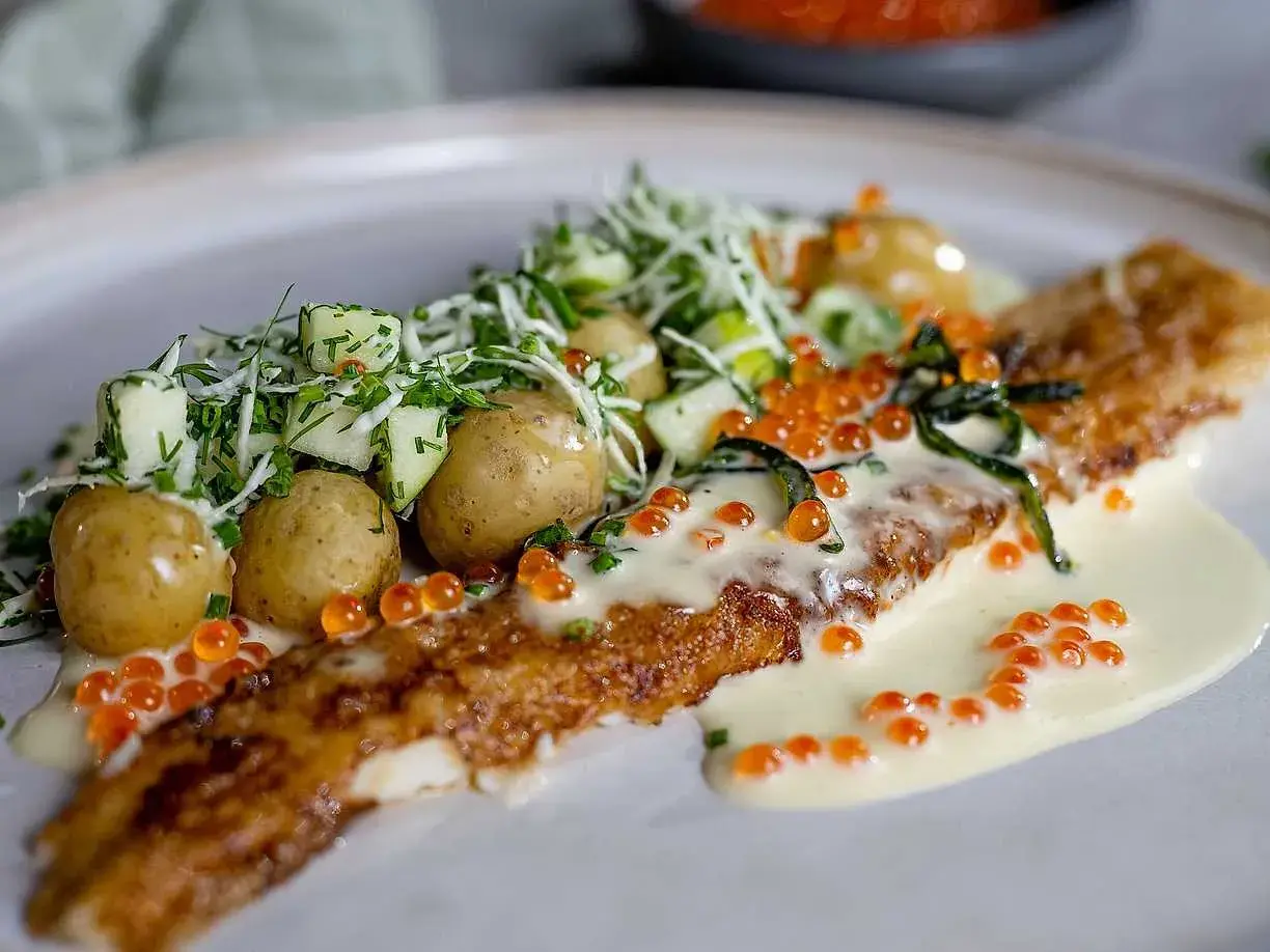 Stekt fisk med krämig sås, potatis och rom. En perfekt rätt för dig som söker sandefjordsås recept.