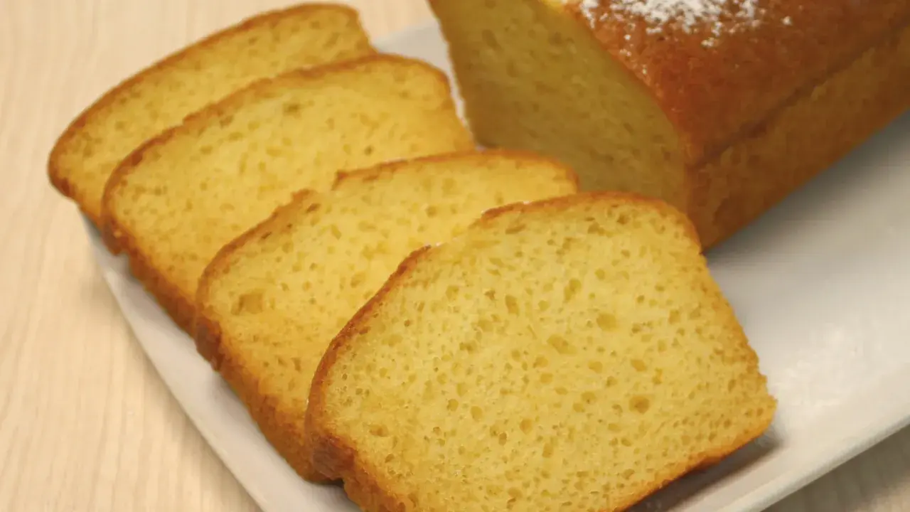 Pokrojona babka waniliowa na talerzu, pachnąca i puszysta, idealna na deser.