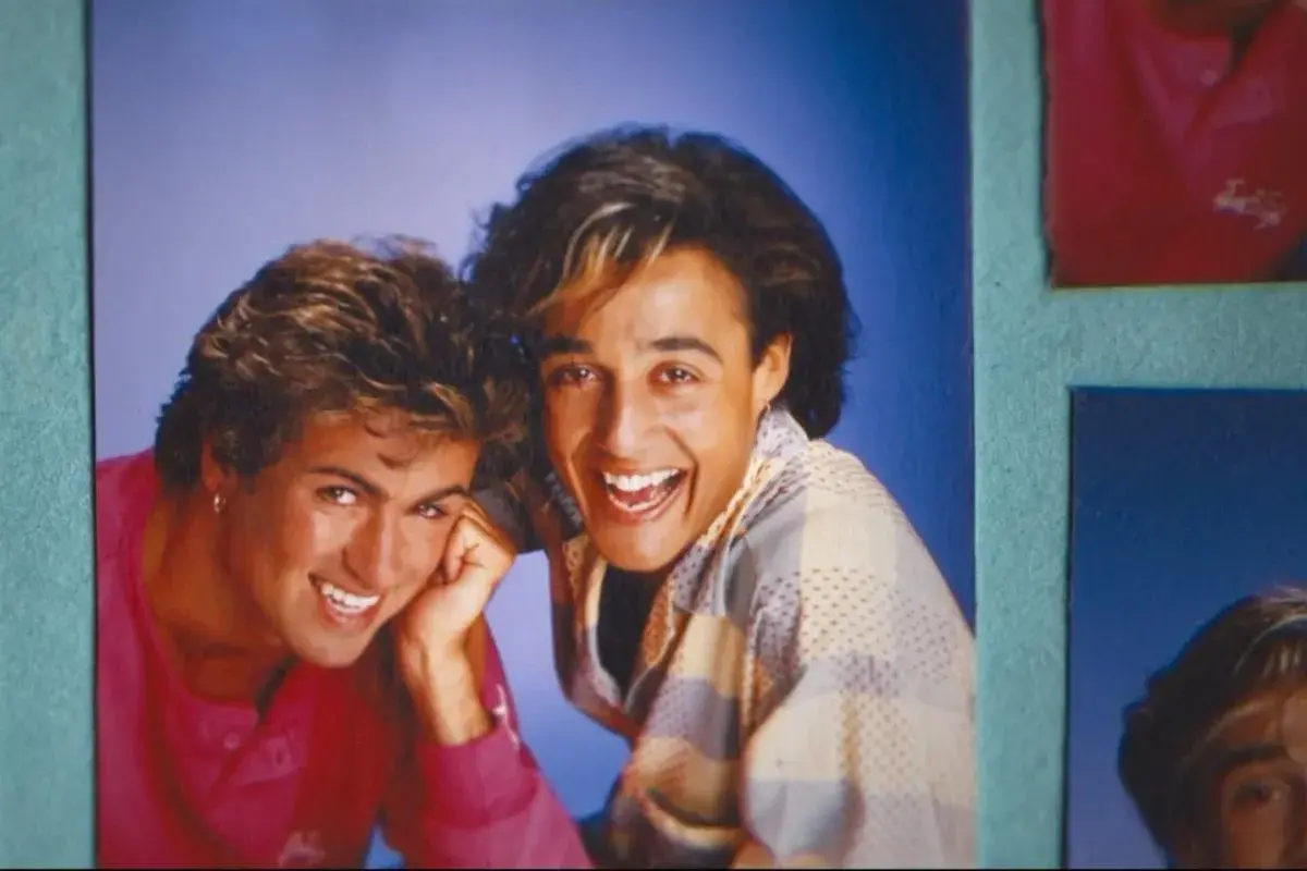 George Michael i Andrew Ridgeley z Wham! uśmiechają się radośnie. Ich klasyczne george michael utwory wciąż brzmią w naszych sercach.