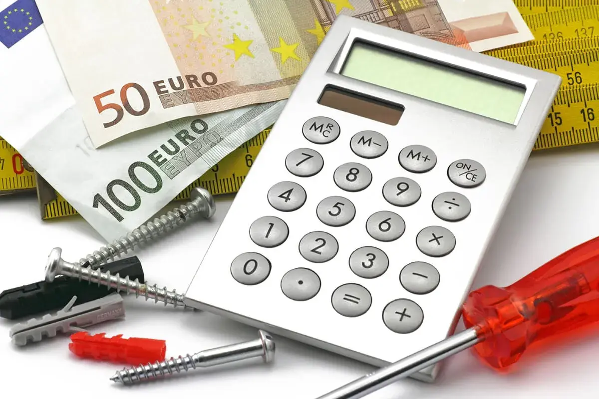 Calculatrice, euros, vis et cheville : tout pour estimer les ressources maprimerenov plafond.