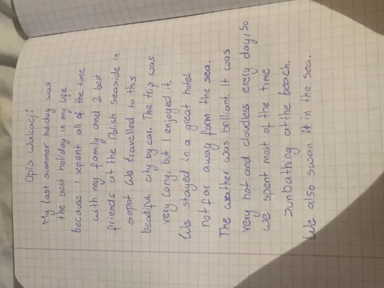 Opis wakacji po angielsku: ostatnie wakacje nad polskim morzem w Sopocie z rodziną i przyjaciółmi. Świetny hotel, gorąca pogoda, plażowanie i kąpiele w morzu.
