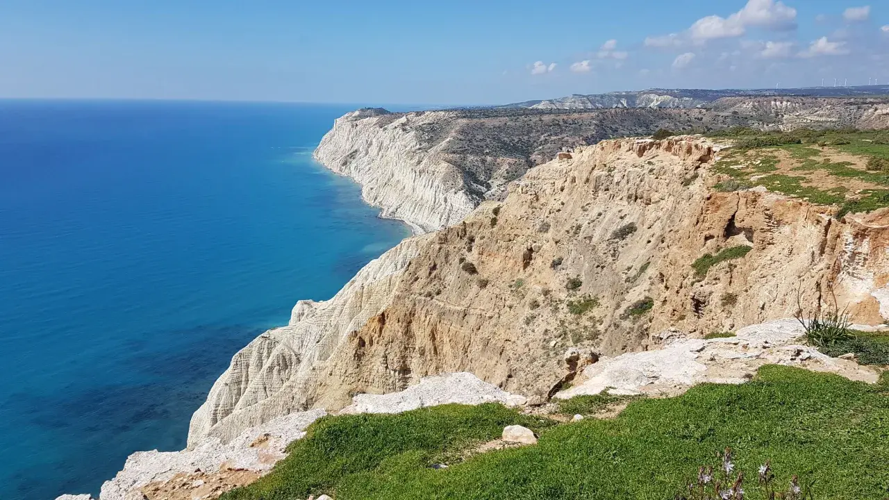 Wspaniałe klify i turkusowe morze, idealne miejsce do zobaczenia w okolicach Limassol.
