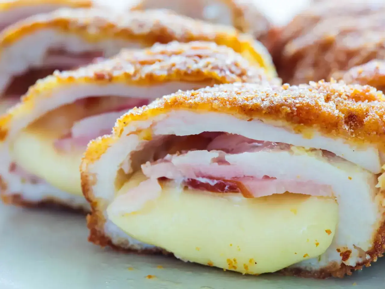 Cordon bleu croustillant, garni de jambon et de fromage fondant. Un délice à savourer !