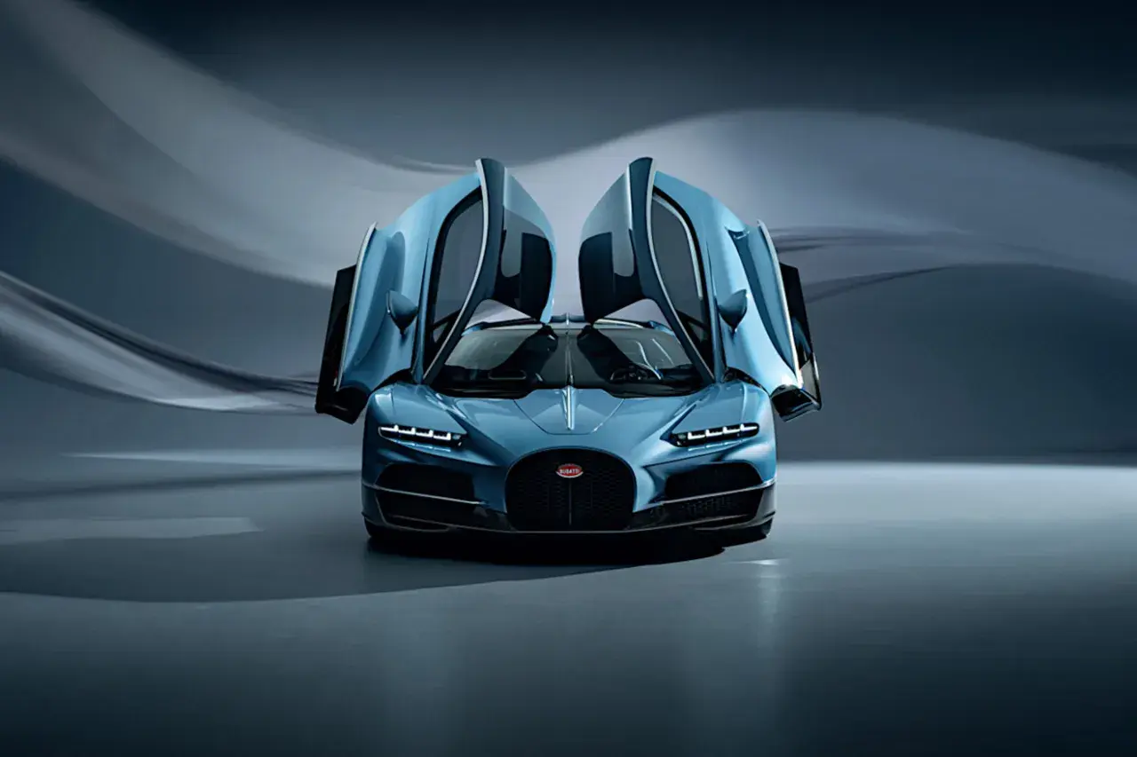 Niebieskie, najnowsze Bugatti z otwartymi drzwiami, prezentujące swoją potęgę i elegancję.