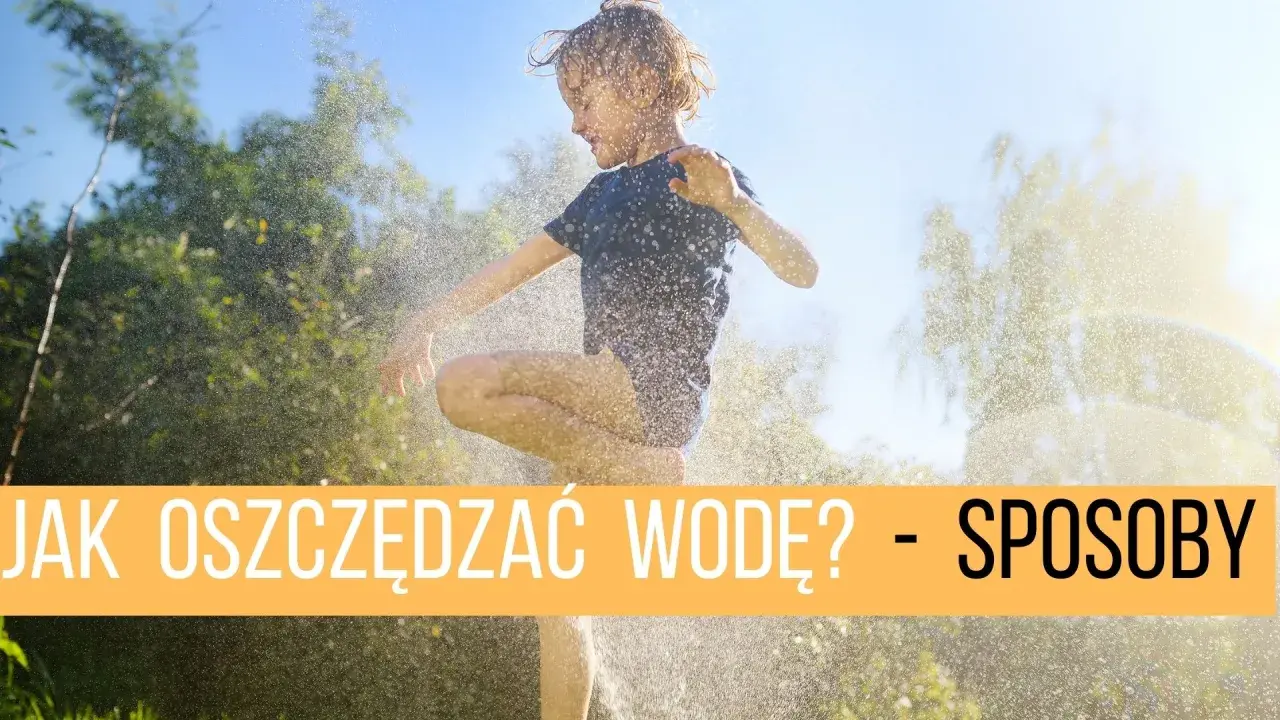 Dziecko cieszy się wodą, przypominając, dlaczego warto oszczędzać wodę.