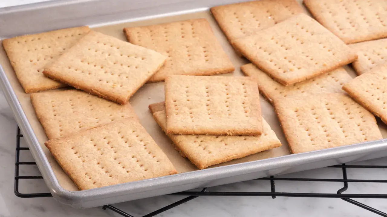 Galletas cuadradas con agujeros, perfectas como graham crackers equivalente en España para postres.