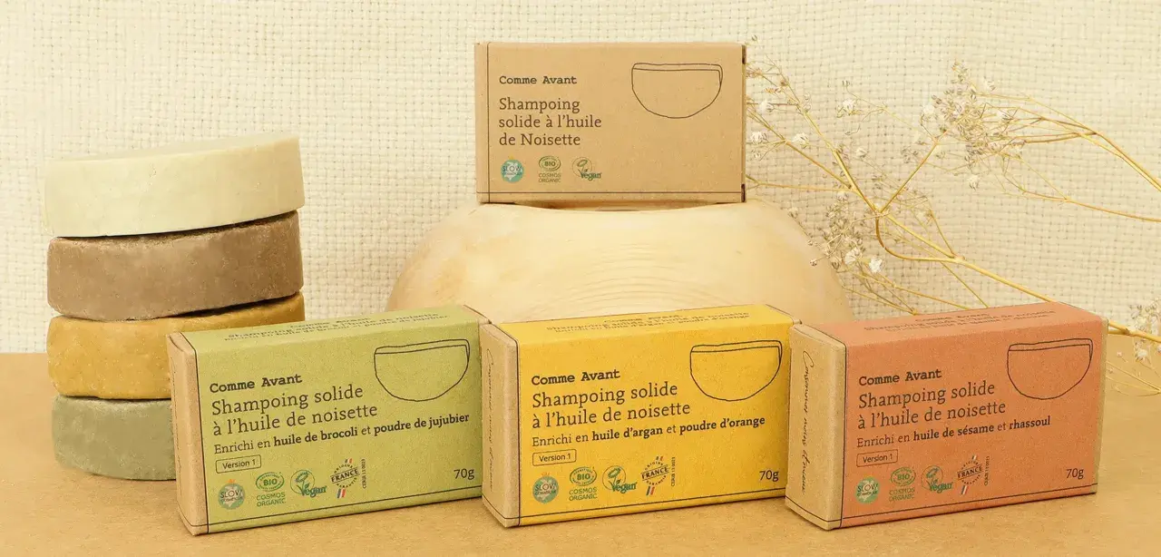 Pile de savons solides et boîtes de shampoing solide Comme Avant. Choix écologique entre shampoing solide ou liquide.
