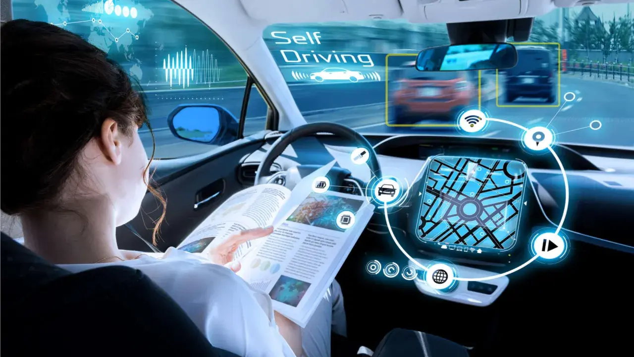 Donna legge un libro mentre l'auto guida da sola, mostrando la tecnologia di guida autonoma livello 4.