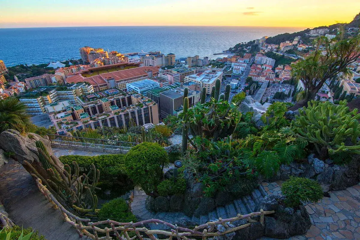 Jardín exótico con vistas a la ciudad y al mar. Descubre qué ver en Mónaco desde este balcón natural lleno de cactus y vegetación exuberante.
