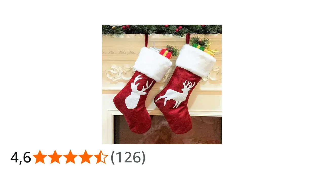 Due calze di Natale rosse con renne bianche, pronte per essere riempite di regali.