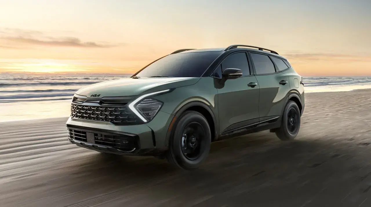 Kia Sportage verde en la playa al atardecer. ¿Buscas información sobre foro Kia Sportage problemas?