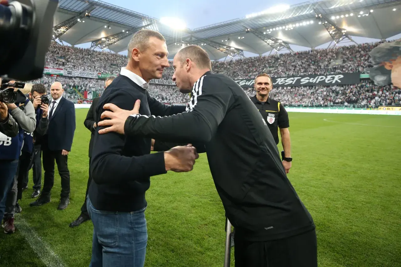Mauricio Pellegrino wita się z trenerem na tle trybun stadionu.