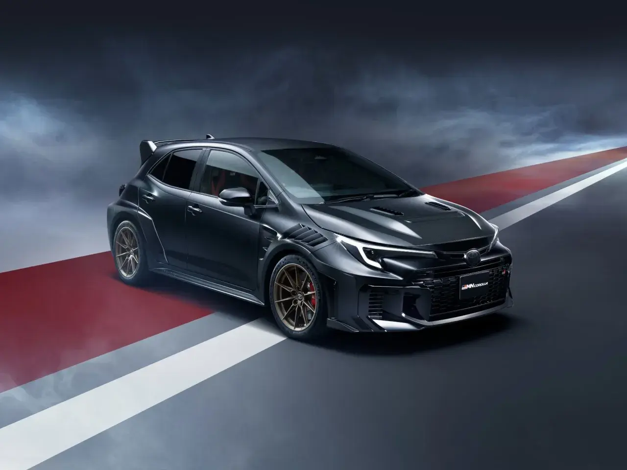 Mörkgrå Toyota Corolla GR med aggressiv design och stora fälgar, redo för banan.