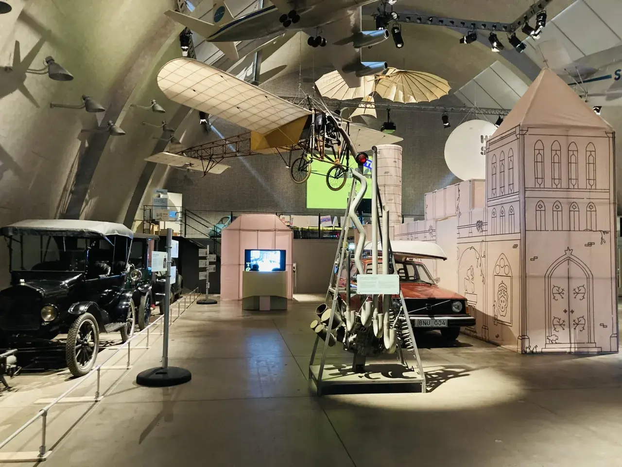 På tekniska museet visas gamla bilar, ett flygplan och en motor.
