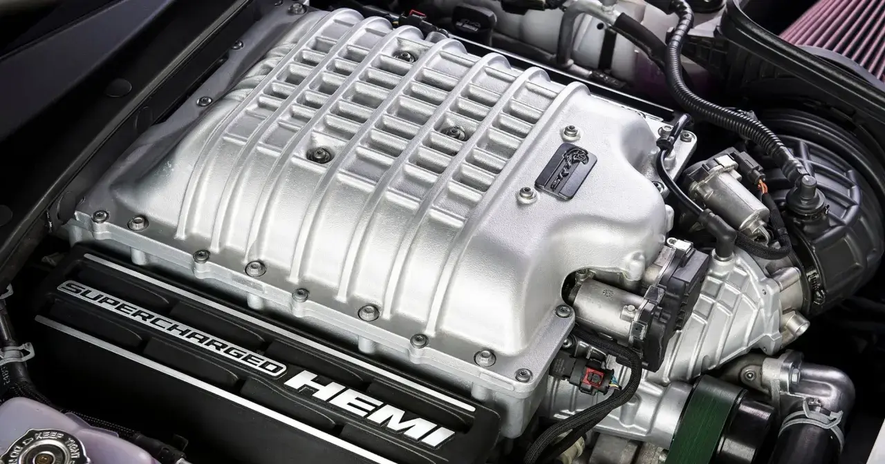 Silnik Hellcat z napisem "SUPERCHARGED HEMI" i emblematem rysia.