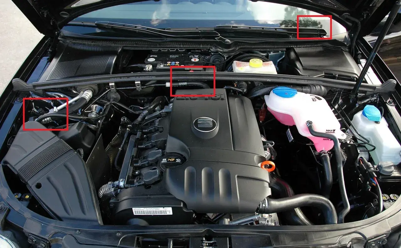 Silnik 2.0 TDI w Seat Exeo. Widoczne elementy układu chłodzenia i osłona silnika.